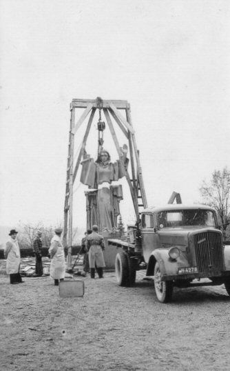 patsaan pystytys 2.jpg (29087 bytes)