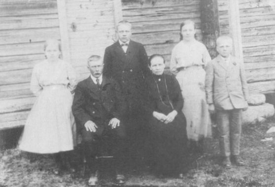 Adam Adaminpoika Mikkola peheineen.jpg (29231 bytes)