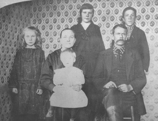 Albert Gabrielinpoika Mikkola perheineen.jpg (35876 bytes)