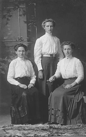Antti Emanuelin tyttaret.jpg (23342 bytes)