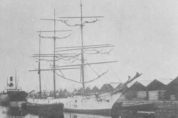 Lalla Rookh satamassa.jpg (45056 bytes)