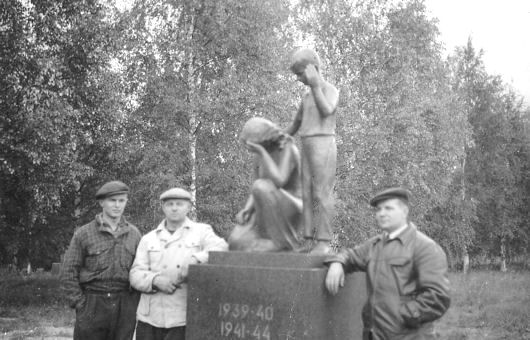 Luhangan sankarivainajien muistomerkki.jpg (45047 bytes)