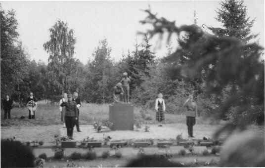 Luhangan sankaripatsaan paljastustilaisuus.jpg (41870 bytes)