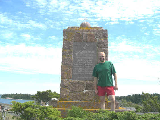 Muistomerkki ja Eriksson.jpg (98192 bytes)