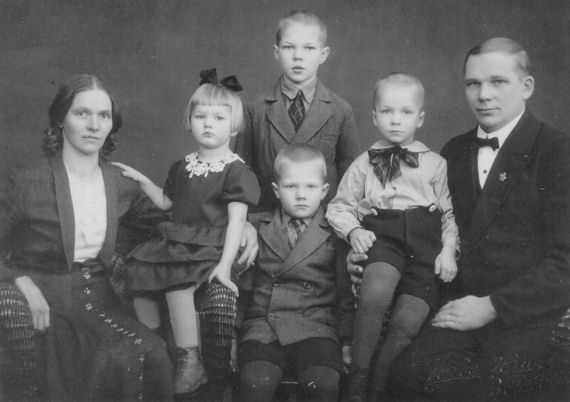 Nikolai Mikkola perheineen.jpg (32238 bytes)