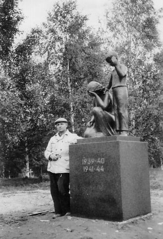 Paavo ja muistomerkki.jpg (44362 bytes)
