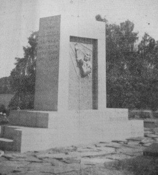Padasjoen sankaripatsas 2.jpg (25134 bytes)