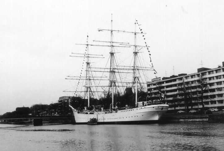 Suomen Joutsen merimiesammattikouluna.jpg (26950 bytes)