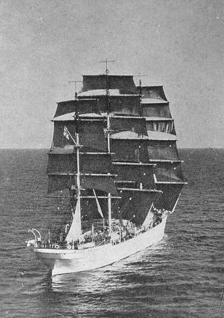 Suomen Joutsen takaviistosta.jpg (81593 bytes)