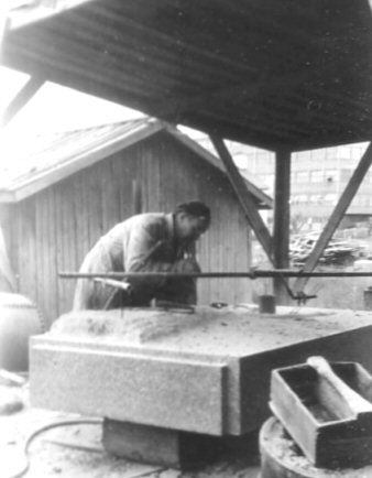 Walter Mikkola ja muistomerkki.jpg (21826 bytes)