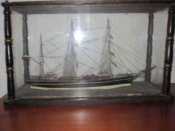 koululaiva Hellaksen pienoismalli.jpg (27954 bytes)