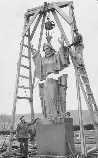 patsaan pystytys.jpg (29427 bytes)