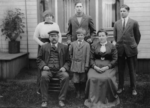 sankela family.jpg (18109 bytes)