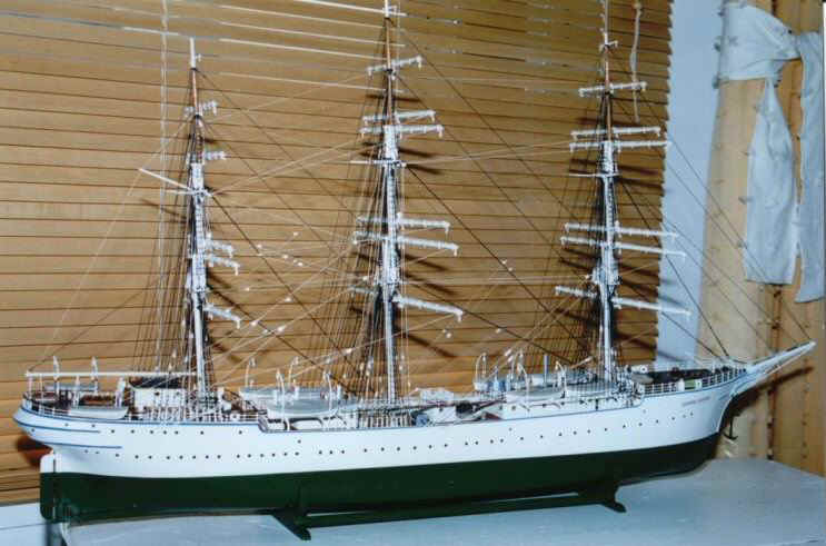 suomen joutsenen pienoismalli 1.jpg (81566 bytes)