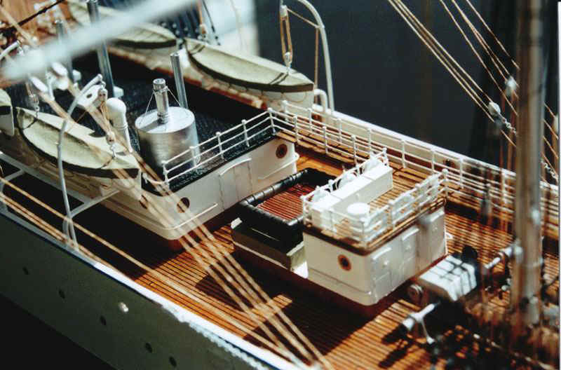 suomen joutsenen pienoismalli 3.jpg (87267 bytes)