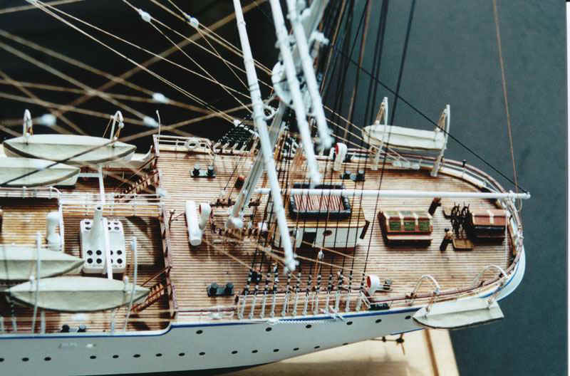 suomen joutsenen pienoismalli 6.jpg (92569 bytes)